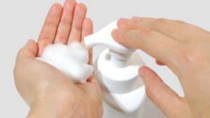 Avucunuza köpük sabun alıp, el yıkama veya dezenfeksiyon için pompalı dağıtıcıya basın.