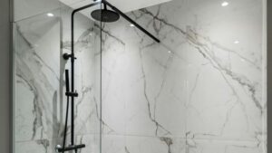 دش حمام أنيق بتجهيزات سوداء غير لامعة ورأس دش مطري.